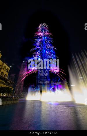 Dubaï, Émirats arabes Unis, le 1st janvier 2023. Un feu d'artifice accompagné d'un spectacle laser et de projections LED sur le Burj Khalifa a sonné la nouvelle année à Dubaï Banque D'Images