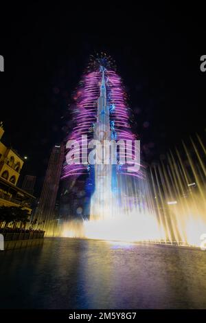 Dubaï, Émirats arabes Unis, le 1st janvier 2023. Un feu d'artifice accompagné d'un spectacle laser et de projections LED sur le Burj Khalifa, a sonné dans la nouvelle année à Dubai Credit: Feroz Khan/Alay Live News Banque D'Images