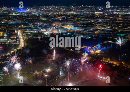 Munich, Allemagne. 31st décembre 2022. Les feux d'artifice de la Saint-Sylvestre sont visibles sur le fond de la ville. Crédit : Lennart Preiss/dpa/Alay Live News Banque D'Images