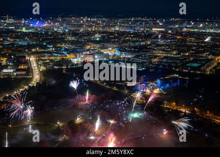 Munich, Allemagne. 31st décembre 2022. Les feux d'artifice de la Saint-Sylvestre sont visibles sur le fond de la ville. Crédit : Lennart Preiss/dpa/Alay Live News Banque D'Images