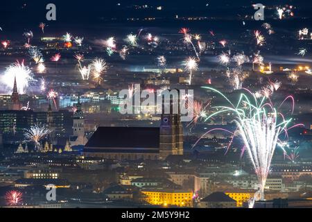 Munich, Allemagne. 31st décembre 2022. Les feux d'artifice de la Saint-Sylvestre sont visibles sur le fond de la ville. Crédit : Lennart Preiss/dpa/Alay Live News Banque D'Images