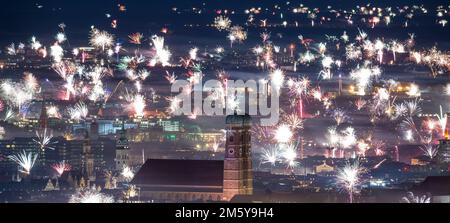 Munich, Allemagne. 31st décembre 2022. Les feux d'artifice de la Saint-Sylvestre sont visibles sur le fond de la ville. Crédit : Lennart Preiss/dpa/Alay Live News Banque D'Images