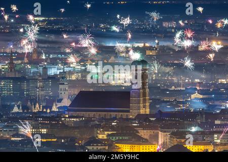 Munich, Allemagne. 31st décembre 2022. Les feux d'artifice de la Saint-Sylvestre sont visibles sur le fond de la ville. Crédit : Lennart Preiss/dpa/Alay Live News Banque D'Images