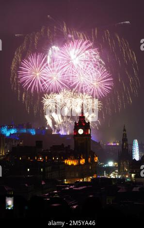 Des feux d'artifice explosent au-dessus du château d'Édimbourg pendant ...