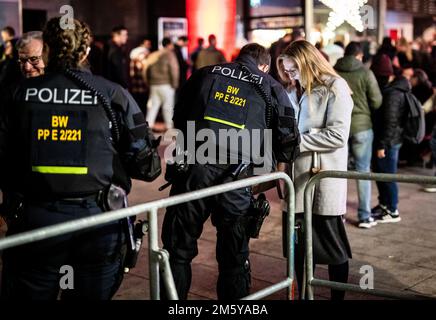 Stuttgart, Allemagne. 31st décembre 2022. Les policiers contrôlent les gens à Schlossplatz la veille du nouvel an. À la Saint-Sylvestre, les feux d'artifice sont interdits sur le ring de Stuttgart. La ville a organisé une fête de la Saint-Sylvestre sur la Schlossplatz, un site à l'honneur. Il y a des commandes aux entrées de la zone de célébration, car selon l'organisateur, les pétards ainsi que la prise de verre ne sont pas autorisés pour des raisons de sécurité. Credit: Christoph Schmidt/dpa/Alay Live News Banque D'Images