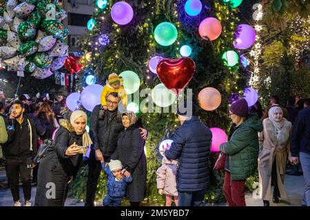 Istanbul, Turquie. 31 décembre 2022: Les citoyens de Nisantasi ont accueilli la nouvelle année sur la rue Abdi Ipekci, qui a été décorée avec des lumières à Sisli, Istanbul, Turkiye sur 31 décembre 2022. Les citoyens et les touristes qui voulaient accueillir le nouvel an à des points importants de la ville rassemblés dans les places et les rues. (Credit image: © Tolga Ildun/ZUMA Press Wire) Credit: ZUMA Press, Inc./Alamy Live News Banque D'Images