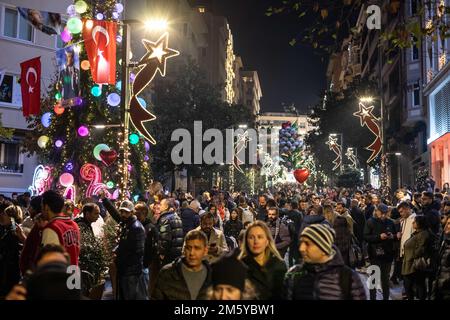 Istanbul, Turquie. 31 décembre 2022: Les citoyens de Nisantasi ont accueilli la nouvelle année sur la rue Abdi Ipekci, qui a été décorée avec des lumières à Sisli, Istanbul, Turkiye sur 31 décembre 2022. Les citoyens et les touristes qui voulaient accueillir le nouvel an à des points importants de la ville rassemblés dans les places et les rues. (Credit image: © Tolga Ildun/ZUMA Press Wire) Credit: ZUMA Press, Inc./Alamy Live News Banque D'Images