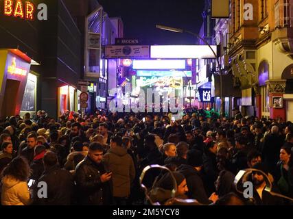 Hambourg, Allemagne. 01st janvier 2023. Les fêtards traversent Beatles-Platz et Große Freiheit le réveillon du nouvel an à St. Quartier Pauli. Credit: Marcus Brandt/dpa/Alay Live News Banque D'Images