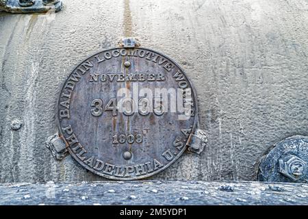Un emblème de la Baldwin Locomotive travaille sur un moteur près de Bishop, Californie, Etats-Unis Banque D'Images