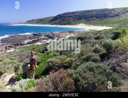 Père transportant sa fille à Conto Springs, Cape to Cape Track, parc national Leeuwin-Naturaliste, Australie occidentale. Pas de MR ou PR Banque D'Images
