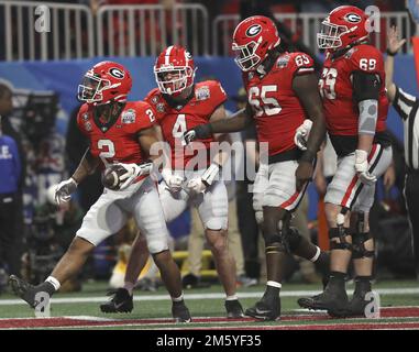 Atlanta, États-Unis. 31st décembre 2022. La Géorgie qui a fait la course de retour Kendall Milton (2) célèbre avec ses coéquipiers après avoir marqué une course de touchdown de 11 yards contre l'État de l'Ohio au deuxième trimestre, au Chick-fil-A Peach Bowl, un demi-titre de la CFP, au stade Mercedes-Benz d'Atlanta, en Géorgie, samedi 31 décembre 2022. Photo par Aaron Josefczyk/UPI crédit: UPI/Alay Live News Banque D'Images