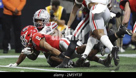 Atlanta, États-Unis. 31st décembre 2022. La Géorgie a fait une course de retour Kendall Milton (2) a obtenu un score sur une course de 11 yards contre l'État de l'Ohio au deuxième trimestre, au Chick-fil-A-Peach Bowl de la CFP, au stade Mercedes-Benz d'Atlanta, en Géorgie, samedi 31 décembre 2022. Photo par Aaron Josefczyk/UPI crédit: UPI/Alay Live News Banque D'Images