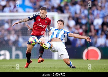 SAN SEBASTIAN, ESPAGNE - DÉCEMBRE 31: Martin Zubimendi de Real Sociedad concurrence pour le ballon avec Ruben Pena de CA Osasuna pendant le match de la Liga Santander entre Real Sociedad et CA Osasuna à Reale Arena sur 31 décembre 2022, à San Sebastian, Espagne. Credit: Ricardo Larreina/AFLO/Alay Live News Banque D'Images