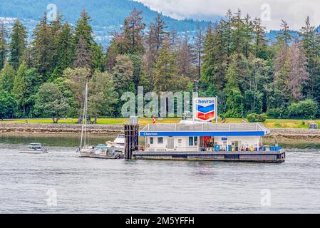 Vancouver, C.-B.- 17 juillet 2022 : bateaux qui se remplissent à la barge à carburant flottante Chevron de Coal Harbour, à Vancouver, en Colombie-Britannique, au Canada Banque D'Images