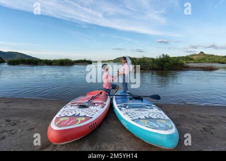 Amour couple voile sup surf surf sur la rivière et proposé de se marier à la fille ami le jour de la Saint-Valentin Banque D'Images