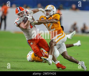 Miami Gardens, Floride, États-Unis. 30th décembre 2022. Tamarion McDonald du Tennessee (12) repousse les limites de la volonté Shipley de Clemson (1) lors du match de football Capital One Orange Bowl 2022 entre les Tigers de Clemson et les bénévoles du Tennessee au Hard Rock Stadium de Miami Gardens, en Floride. Kyle Okita/CSM/Alamy Live News Banque D'Images