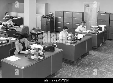 Bureau typique avec des employés de bureau typiques dans une entreprise du sud de la Californie, ca. 1962. Banque D'Images