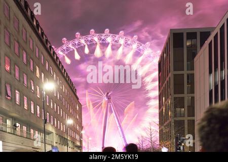 Londres, Royaume-Uni. 1st janvier 2023. Londres sonne le nouvel an avec des feux d'artifice au London Eye, une fête traditionnelle du nouvel an dans le centre de Londres, au Royaume-Uni. Banque D'Images