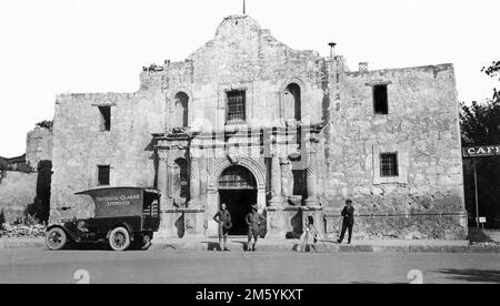 Guerre mondiale 1 les soldats américains c. 1917 posent devant l'Alamo en congé du camp d'entraînement au Texas. Le camion des photographes est garé devant. Banque D'Images