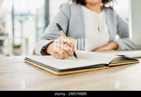 Carnet, stylo et mains de femme écrivant, planifiant et travaillant sur le calendrier de l'événement d'entreprise. Papier, réceptionniste et secrétaire Banque D'Images