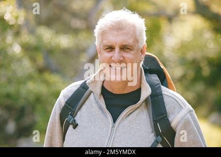 Randonnée pédestre, fitness et homme âgé dans la nature pour l'exercice et trekking dans le parc, vitalité et le portrait de style de vie actif. Randonneur senior, voyage et Banque D'Images