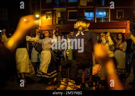 Ermua, Espagne. 31st décembre 2022. Les membres du groupe de danse Txindurri dansent autour de la figure de l'Olentzero pendant le défilé d'Olentzero qui traverse les rues principales d'Ermua à la Saint-Sylvestre. Selon la tradition, pendant 50 ans, la ville de Gascayenne d'Ermua dit Au revoir à la Saint-Sylvestre avec l'incendie de la figure d'Olentzero sur la place de la ville et célèbre ainsi l'entrée de la nouvelle année. Crédit : SOPA Images Limited/Alamy Live News Banque D'Images