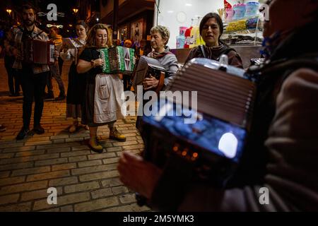 Ermua, Espagne. 31st décembre 2022. Les membres du groupe de danse Txindurri jouent les accordéons pendant le défilé d'Olentzero qui traverse les rues principales d'Ermua à la Saint-Sylvestre. Selon la tradition, pendant 50 ans, la ville de Gascayenne d'Ermua dit Au revoir à la Saint-Sylvestre avec l'incendie de la figure d'Olentzero sur la place de la ville et célèbre ainsi l'entrée de la nouvelle année. Crédit : SOPA Images Limited/Alamy Live News Banque D'Images