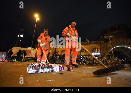 Hambourg, Allemagne. 01st janvier 2023. Les employés du Stadtreinigung ont passé des bouteilles et des feux d'artifice dans les rues et les trottoirs du Landungsbrücken. Credit: Marcus Brandt/dpa/Alay Live News Banque D'Images