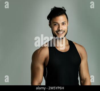 Il est agréable d'être en forme. Portrait en studio d'un jeune homme sportif posant sur un fond gris. Banque D'Images