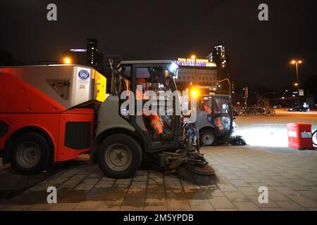 Hambourg, Allemagne. 01st janvier 2023. Les employés du Stadtreinigung ont passé des bouteilles et des feux d'artifice dans les rues et les trottoirs du Landungsbrücken. Credit: Marcus Brandt/dpa/Alay Live News Banque D'Images