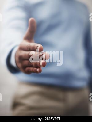 Bienvenue à bord. un homme d'affaires se prolongeant le bras pour une poignée de main. Banque D'Images