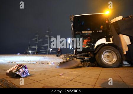 Hambourg, Allemagne. 01st janvier 2023. Les employés du Stadtreinigung ont passé des bouteilles et des feux d'artifice dans les rues et les trottoirs du Landungsbrücken. Credit: Marcus Brandt/dpa/Alay Live News Banque D'Images