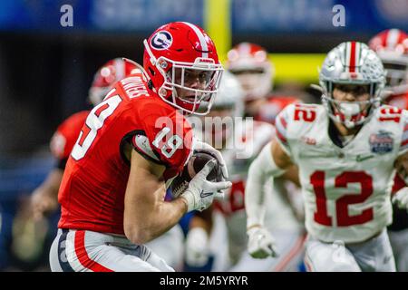 Atlanta, Géorgie, États-Unis. 1st janvier 2023. Georgia Bulldogs Tight End Brock Bowers (19) fait le champ de prise et de tour contre les Buckees de l'État de l'Ohio pendant la deuxième moitié de la Chick-fil-a Peach Bowl 2022 au stade Mercedes-Benz à Atlanta, GA. (Scott Kinser/CSM). Crédit : csm/Alay Live News Banque D'Images