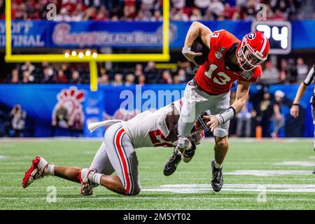 Atlanta, Géorgie, États-Unis. 1st janvier 2023. Ohio State Buckeyes linebacker Steele Chambers (22) a attaqué le quartier de Georgia Bulldogs Stetson Bennett (13) pendant la deuxième moitié du Chick-fil-a Peach Bowl 2022 au stade Mercedes-Benz à Atlanta, GA. (Scott Kinser/CSM). Crédit : csm/Alay Live News Banque D'Images