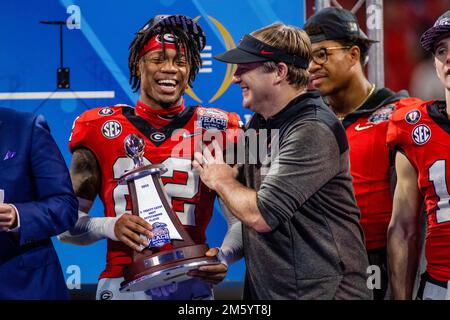 Atlanta, Géorgie, États-Unis. 1st janvier 2023. Georgia Bulldogs défensive back Javon Bullard (22) rit avec l'entraîneur-chef Kirby Smart après avoir reçu le MVP défensif du Chick-fil-a Peach Bowl 2022 au stade Mercedes-Benz à Atlanta, en Géorgie. (Scott Kinser/CSM). Crédit : csm/Alay Live News Banque D'Images