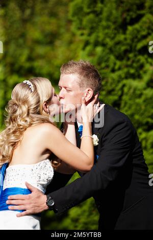 Sceller l'affaire avec un baiser. une mariée et un marié embrassant le jour de leur mariage. Banque D'Images