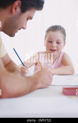 Elle fait toujours ses devoirs. Une petite fille fait ses devoirs. Banque D'Images