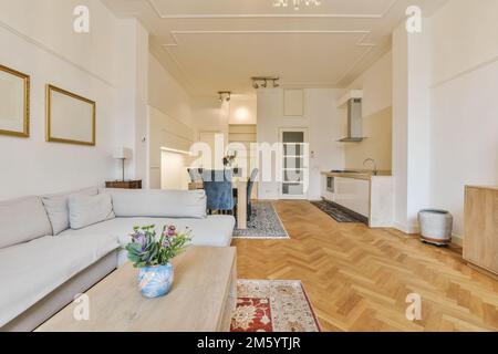 un salon avec parquet et canapés blancs au centre de la chambre est doté d''une table basse en bois Banque D'Images
