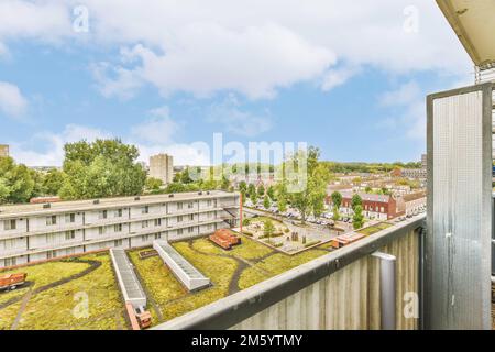 un toit vert sur un bâtiment à portland, oregon avec ciel bleu et nuages blancs vue du balcon Banque D'Images