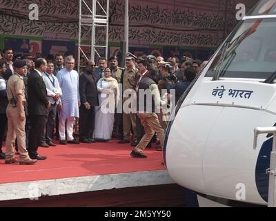 Kolkata, Inde. 30th décembre 2022. Le voyage a engendré le ministre du rail, M. Ashwani Vaishnaw, le gouverneur du bengale occidental, le Dr C. V Anand Bose, et le ministre en chef du Bengale occidental, SMT Mamata Banerjee, ensemble, lors du programme d'inauguration du train Vande Bharat à la gare de Howrah raiway, le 30th décembre 2022. (Photo de Sandip Saha/Pacific Press) crédit: Pacific Press Media production Corp./Alay Live News Banque D'Images