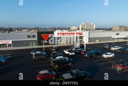 Une photo aérienne basse regardant à l'avant un magasin occupé de Canadian tire un matin clair. Canadian tire est une chaîne populaire de magasins de détail au Canada. Banque D'Images