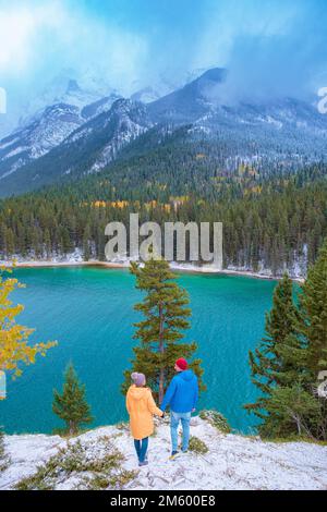 Lac Minnewanka Rocheuses canadiennes à Banff Alberta le Canada avec de l'eau turquoise est entouré de forêts de conifères. Lac Two Jack dans les montagnes Rocheuses du Canada. Couple randonnée au bord du lac Banff Canada Banque D'Images