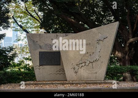 Tokyo, Japon. 10th novembre 2022. Un monument à la préparation aux catastrophes naturelles et à la réponse aux catastrophes naturelles au Japon dans le parc Shiba à Minato City, Tokyo. Shiba Park a été l'un des premiers parcs publics originaux construits au Japon à l'époque de la restauration Meiji et se trouve à proximité de la Tour de Tokyo, du temple Zojo-ji et de Roppongi. Le Japon a récemment rouvert ses portes au tourisme après plus de deux ans d'interdiction de voyager en raison de la pandémie COVID-19. Le yen s'est considérablement déprécié par rapport au dollar américain, créant des troubles économiques pour le commerce international et l'économie japonaise. Le Japon connaît également un décompte quotidien de la nov Banque D'Images