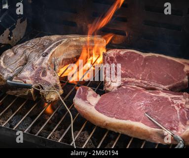 Steak de t-bone grillé (steak de bœuf) sur un barbecue avec thermomètre à viande. Focus sélectif - Trentin-Haut-Adige, nord de l'Italie - Europe Banque D'Images