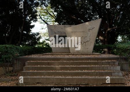 Tokyo, Japon. 10th novembre 2022. Un monument à la préparation aux catastrophes naturelles et à la réponse aux catastrophes naturelles au Japon dans le parc Shiba à Minato City, Tokyo. Shiba Park a été l'un des premiers parcs publics originaux construits au Japon à l'époque de la restauration Meiji et se trouve à proximité de la Tour de Tokyo, du temple Zojo-ji et de Roppongi. Le Japon a récemment rouvert ses portes au tourisme après plus de deux ans d'interdiction de voyager en raison de la pandémie COVID-19. Le yen s'est considérablement déprécié par rapport au dollar américain, créant des troubles économiques pour le commerce international et l'économie japonaise. Le Japon connaît également un décompte quotidien de la nov Banque D'Images