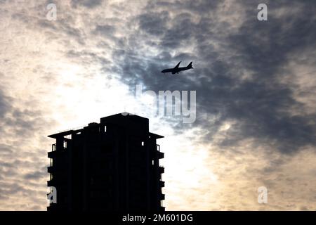 Tokyo, Japon. 10th novembre 2022. Un avion en approche finale de l'aéroport international de Haneda survolant Tokyo, vu du parc Shiba à Minato City, Tokyo. Shiba Park a été l'un des premiers parcs publics originaux construits au Japon à l'époque de la restauration Meiji et se trouve à proximité de la Tour de Tokyo, du temple Zojo-ji et de Roppongi. Le Japon a récemment rouvert ses portes au tourisme après plus de deux ans d'interdiction de voyager en raison de la pandémie COVID-19. Le yen s'est considérablement déprécié par rapport au dollar américain, créant des troubles économiques pour le commerce international et l'économie japonaise. Le Japon connaît également une co quotidienne Banque D'Images