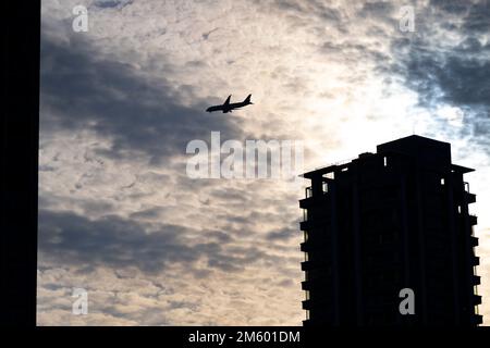 Tokyo, Japon. 10th novembre 2022. Un avion en approche finale de l'aéroport international de Haneda survolant Tokyo, vu du parc Shiba à Minato City, Tokyo. Shiba Park a été l'un des premiers parcs publics originaux construits au Japon à l'époque de la restauration Meiji et se trouve à proximité de la Tour de Tokyo, du temple Zojo-ji et de Roppongi. Le Japon a récemment rouvert ses portes au tourisme après plus de deux ans d'interdiction de voyager en raison de la pandémie COVID-19. Le yen s'est considérablement déprécié par rapport au dollar américain, créant des troubles économiques pour le commerce international et l'économie japonaise. Le Japon connaît également une co quotidienne Banque D'Images