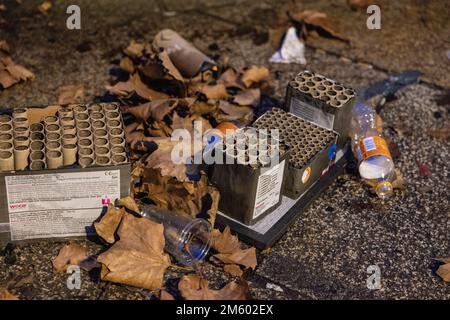 AMSTERDAM - le désordre de la Saint-Sylvestre sur le Leidseplein. Les équipes de nettoyage se sont mises en route tôt le jour de l'an pour nettoyer les restes de la Saint-Sylvestre. ANP MICHEL VAN BERGEN pays-bas - belgique Banque D'Images