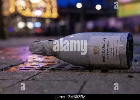 AMSTERDAM - le désordre de la Saint-Sylvestre sur le Leidseplein. Les équipes de nettoyage se sont mises en route tôt le jour de l'an pour nettoyer les restes de la Saint-Sylvestre. ANP MICHEL VAN BERGEN pays-bas - belgique Banque D'Images