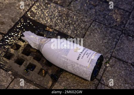 AMSTERDAM - le désordre de la Saint-Sylvestre sur le Leidseplein. Les équipes de nettoyage se sont mises en route tôt le jour de l'an pour nettoyer les restes de la Saint-Sylvestre. ANP MICHEL VAN BERGEN pays-bas - belgique Banque D'Images